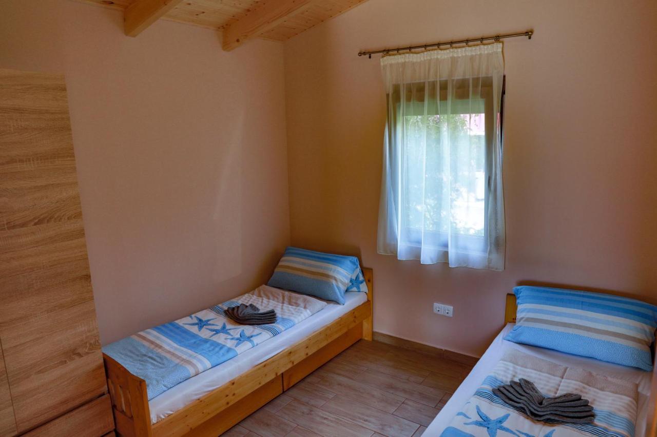 Hullam Nyaralo Lägenhet Balatonmáriafürdő Exteriör bild