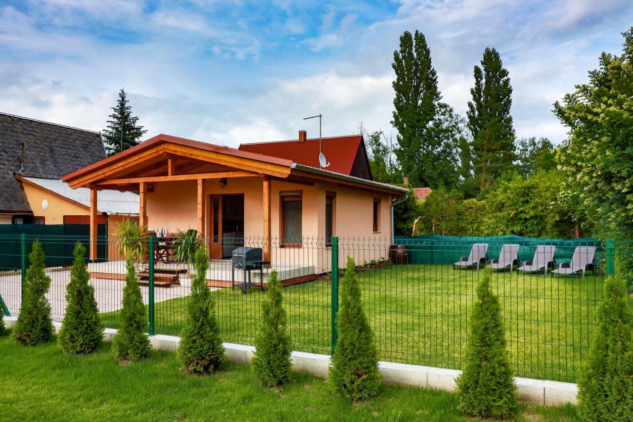Hullam Nyaralo Lägenhet Balatonmáriafürdő Exteriör bild